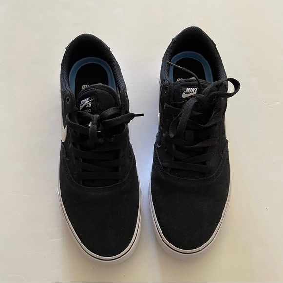 Black Lace-Up Nike Unisex Sneakers - Picture 8 of 11